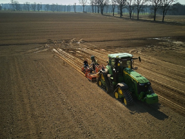 John Deere podsumowuje pokazy demo nowego ciągnika 8RX